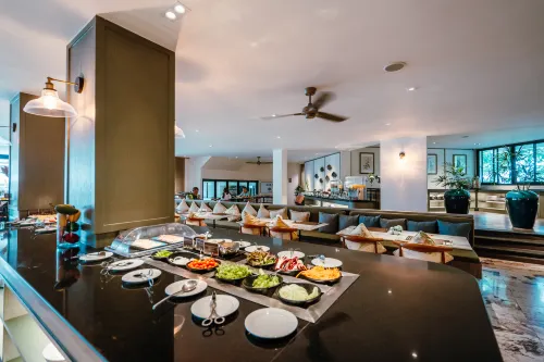 Sawaddi Patong Resort & Spa by Tolani Extérieur Photos