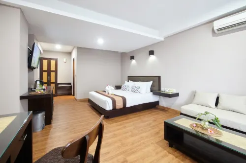 Grand Santhi Hotel Kamar Photos