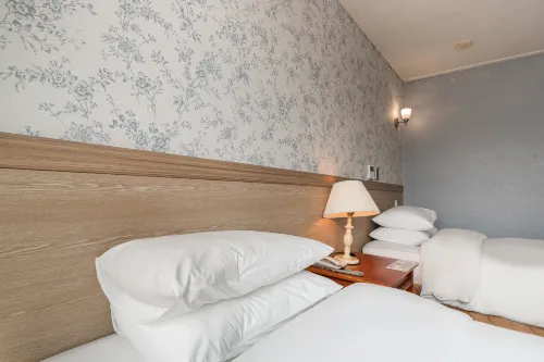 Homers Hotel Rooms Photos