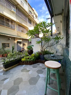 Local Backpacker Hostel Exterior Photos