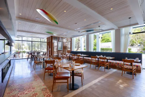 Outrigger Surin Beach Resort Питание Photos