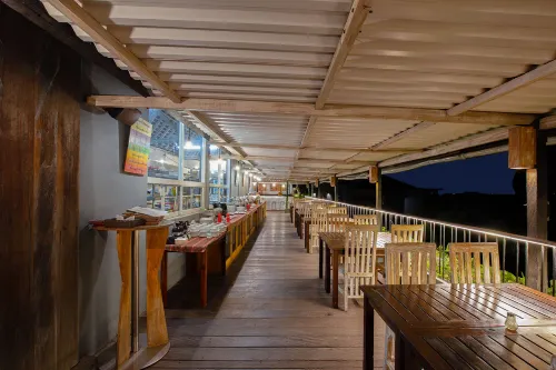 FRii Bali Echo Beach Dining Photos