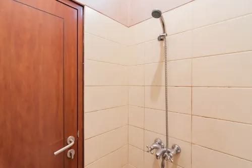 Urbanview Hotel Syariah Insani Cisarua Puncak Kamar Photos