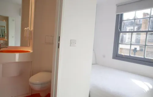EasyHotel Victoria Camere Photos