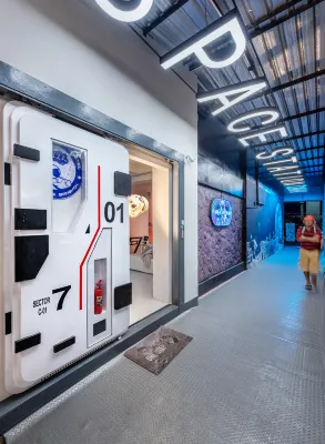 Space Station Hostel Ngoại thất Photos