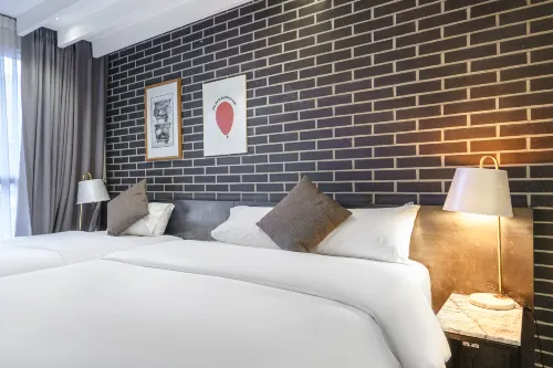 The Post Hotel Kamar Photos