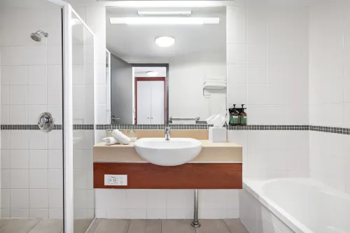 Crowne Plaza Alice Springs Lasseters Rooms Photos