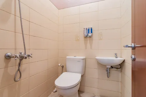 Urbanview Hotel Syariah Insani Cisarua Puncak Kamar Photos