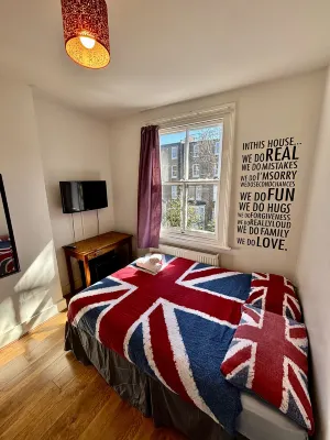 Saint James Backpackers Rooms Photos