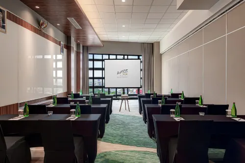Whiz Luxe Hotel Spazio Surabaya Fasilitas Bisnis Photos