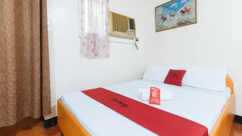RedDoorz Near East Avenue Medical Center Kamar Photos