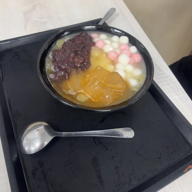 豆花莊的傳統豆花,配料有紅豆、芋圓與湯圓