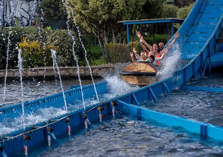 World's Super Water Parks: Unmissable Splashing Fun!