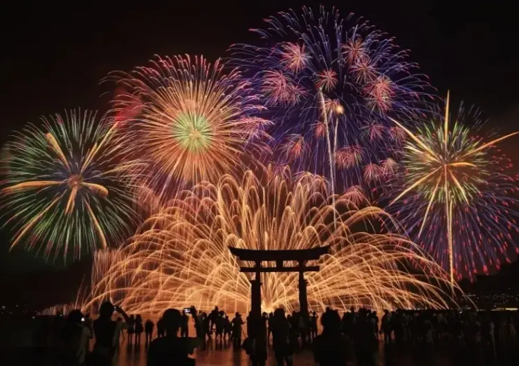 【足立花火大会2025】花火大会の定番、迫力満点13,000発の伝統花火を一挙完全ガイド