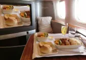 【ファーストクラス】JAL&ANAのファーストとビジネスクラスの価格・座種・機内食・アメニティ・ラウンジ徹底比較|お得に乗る裏ワザも解説