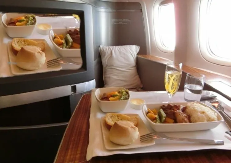 ファーストクラスとビジネスクラスの違い|JAL・ANAの料金・座席・機内食を比較