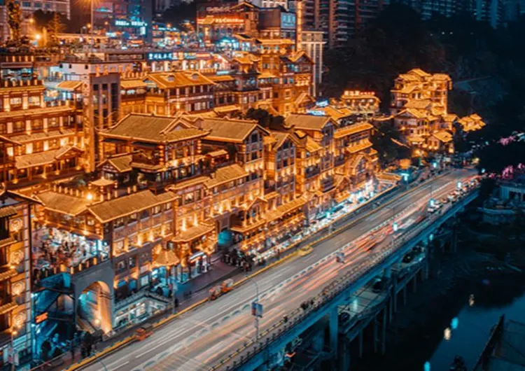 【2025最新】重慶観光の完全ガイド:人気観光スポット10選・火鍋・屋台街グルメ・温泉|火鍋の楽しみ方から注意点まで、初心者必見