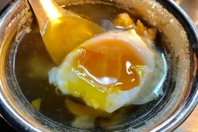 鴨頭正二代的招牌蛋包瓜仔肉湯,半熟蛋包配肉羹與醬瓜