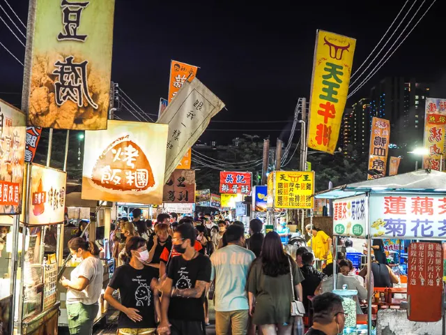 花園夜市攤位上方的廣告旗海,夜市入口與人潮