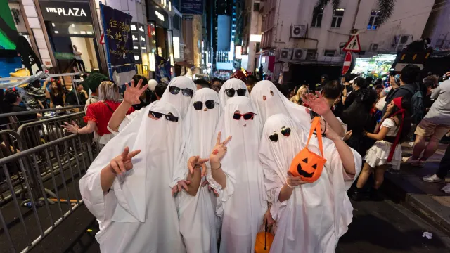 蘭桂坊德己立街一帶萬聖夜的變裝人潮實況