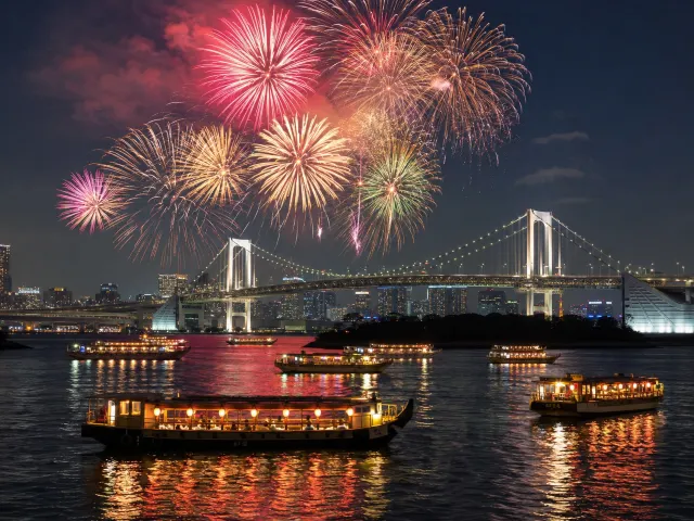 屋形船・クルーズから東京湾大華火祭を見る