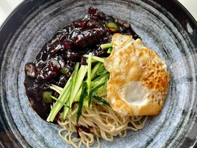 บะหมี่ซาจังปักกิ่ง (Zhajiang Mian)