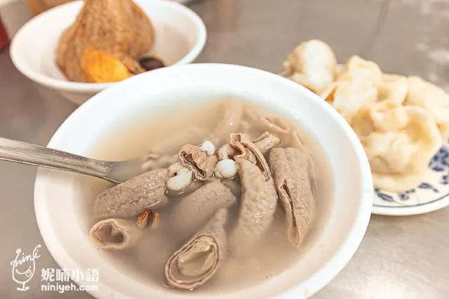 阿桐阿寶四神湯的四神湯,薏仁與豬腸燉得軟嫩
