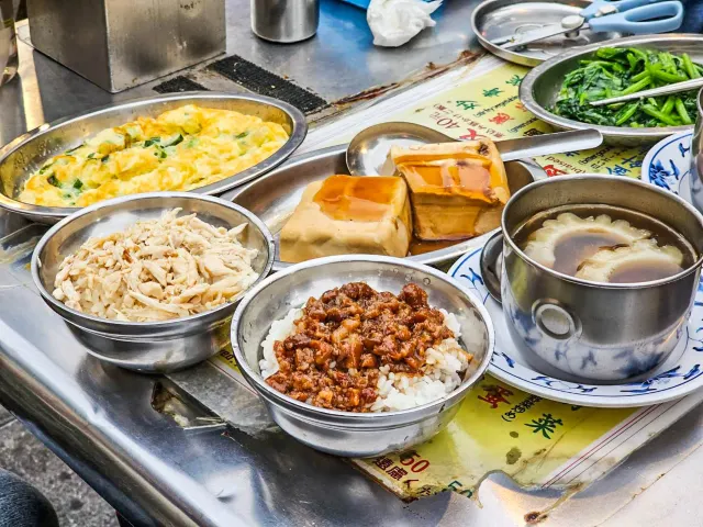 方家雞肉飯的雞肉飯、滷肉飯與滷豆腐整桌擺開