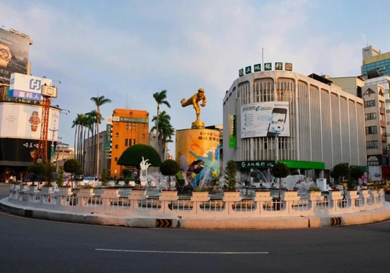 嘉義文化路夜市美食推薦2026｜噴水圓環旁必吃11家小吃、雞肉飯、交通停車與營業時間攻略