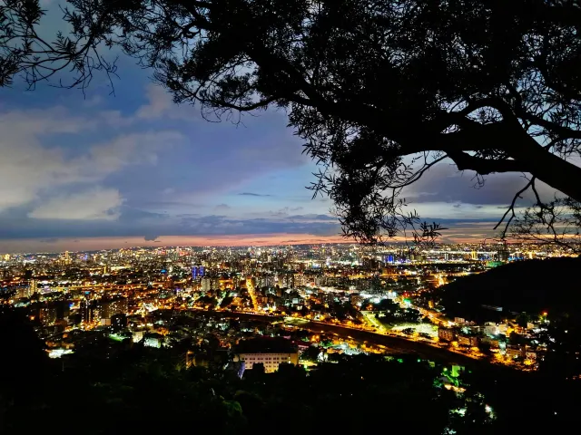 南觀音山(北屯・大坑)——360 度百萬夜景