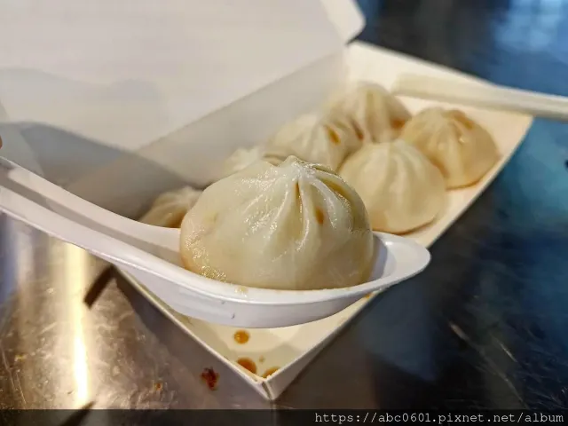 嚐味鮮湯包的小籠湯包,剛出籠冒著熱氣