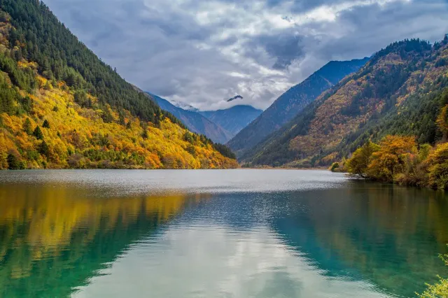 Turquoise lake and autumn forest in Jiuzhaigou Valley, Sichuan