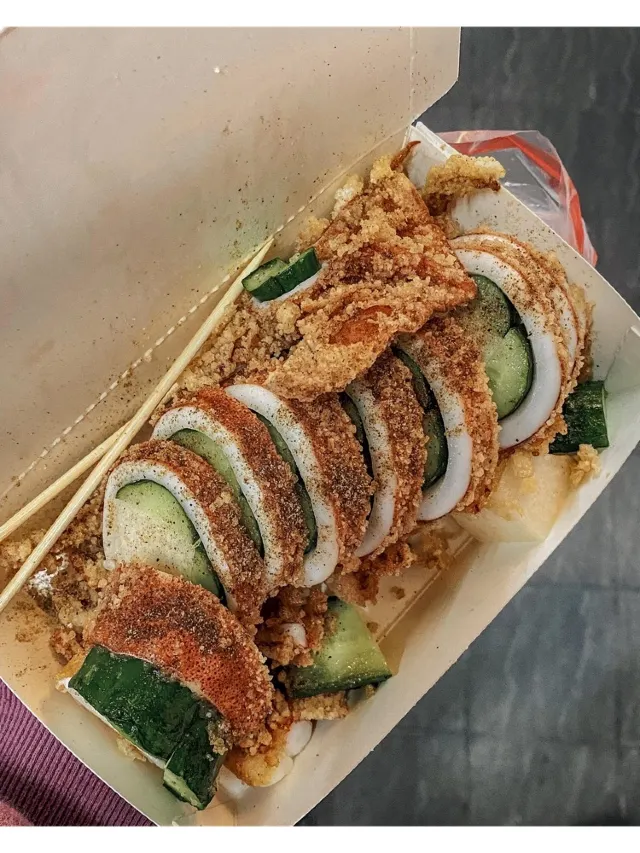爆漿脆皮魷魚切段後撒上椒鹽,裡面包著小黃瓜