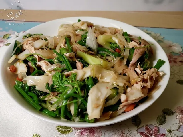 樂華涼拌手撕雞的成品，雞絲拌入蔬菜與檸檬醬汁