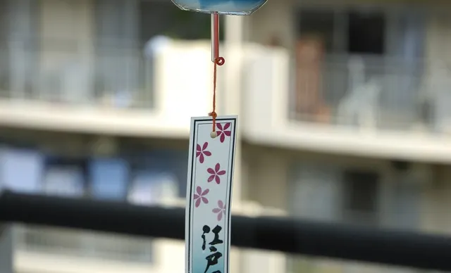 風鈴は夏全体(三夏)に使える生活の季語。音だけで涼しさを表現できます。