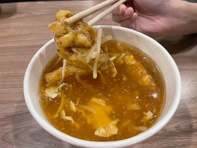 樂華夜市三鮮羹的羹湯,筷子夾起炸土魠魚塊