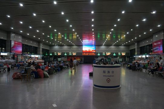 Waiting room signs and seating in the 2F hall at Beijing West Railway Station