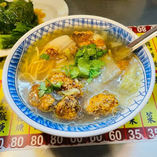 宏冠土魠魚羹的土魠魚羹，羹湯清甜、魚塊外酥內嫩
