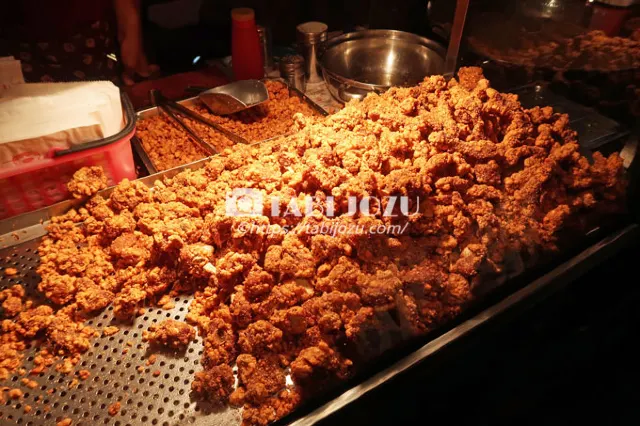 花園夜市吳記排骨酥攤上剛起鍋的炸排骨酥