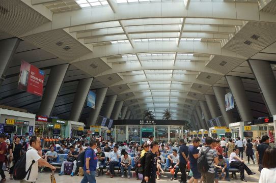 Departure boards and gates in the 2F waiting hall at Beijing South Railway Station