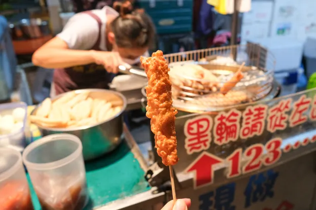 花園夜市攤上現炸的黑輪串與木牌價目