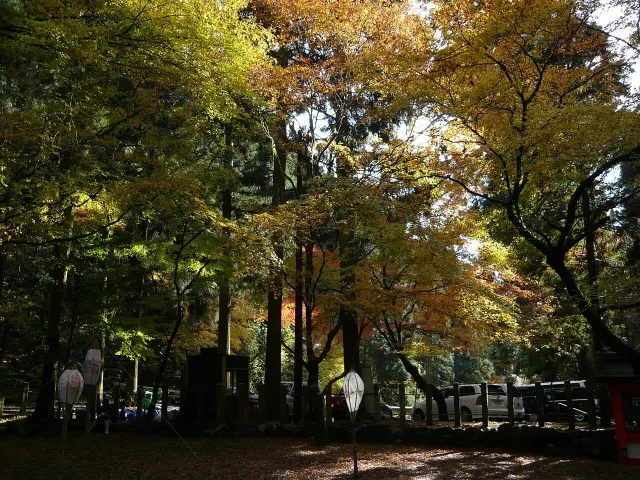 写真：秋の貴船神社｜Wikimedia Commons（nnh／Public Domain）