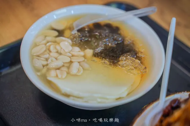 冰霖古早味豆花的傳統豆花，加上花生與糖水