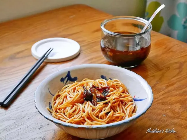 บะหมี่คลุกน้ำมันต้นหอม (Cong You Ban Mian)