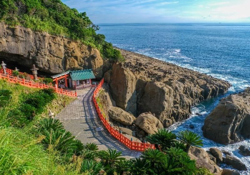 Escape the summer heat in Miyazaki and embrace nature! Scenic hikes at Takachiho Gorge, encounters with wild horses at Cape Toi, and premier seaside hot spring resorts.