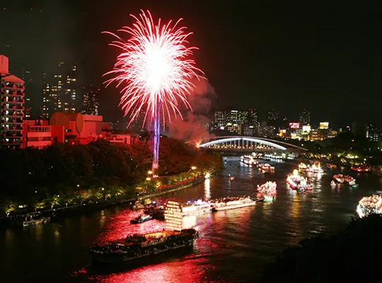 2026大阪天神祭奉納花火，約3,000發煙火於大川上空綻放，百艘燈籠船夜間巡行，日本三大祭之一夏日限定景觀。