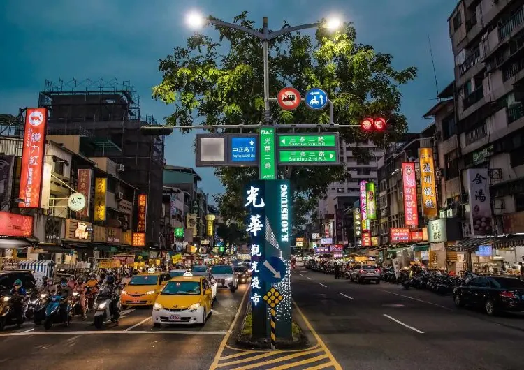 2026高雄光華夜市美食推薦|必吃10家在地小吃、營業時間與交通停車完整攻略看這篇