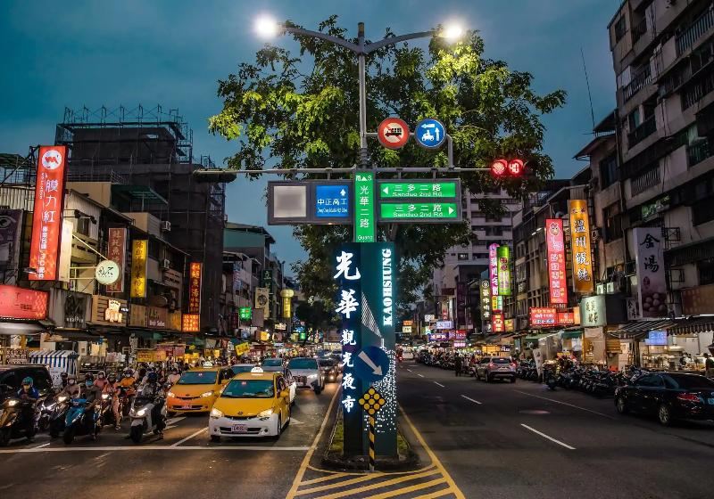 2026高雄光華夜市美食推薦｜必吃10家在地小吃、營業時間與交通停車完整攻略看這篇
