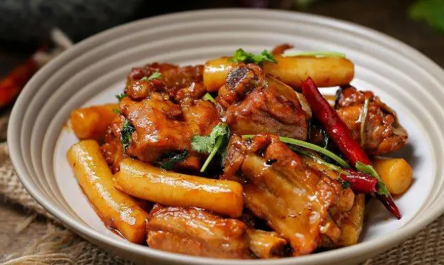 ซี่โครงทอดกับเค้กข้าว (Paigu Niangao)