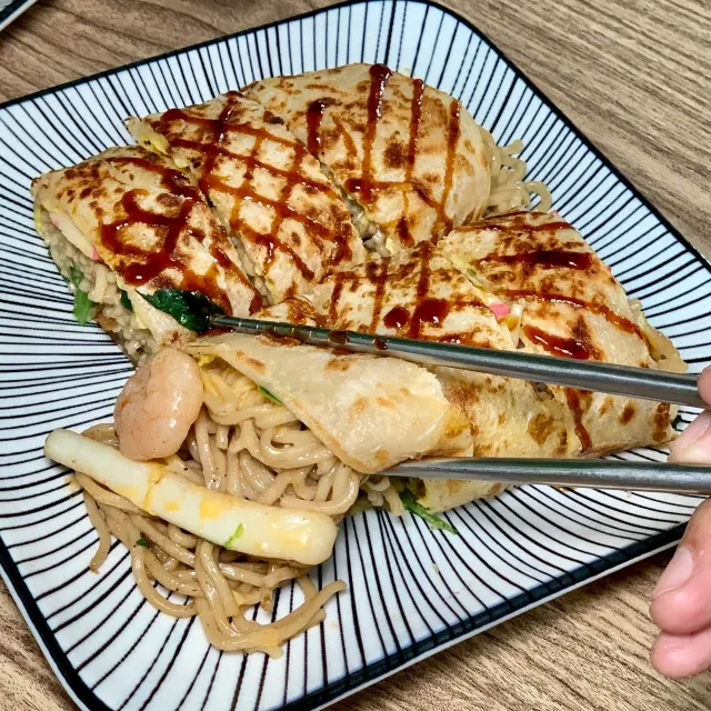 鴻記鐵板燒蔥餅捲切段後露出包在餅皮裡的鐵板麵